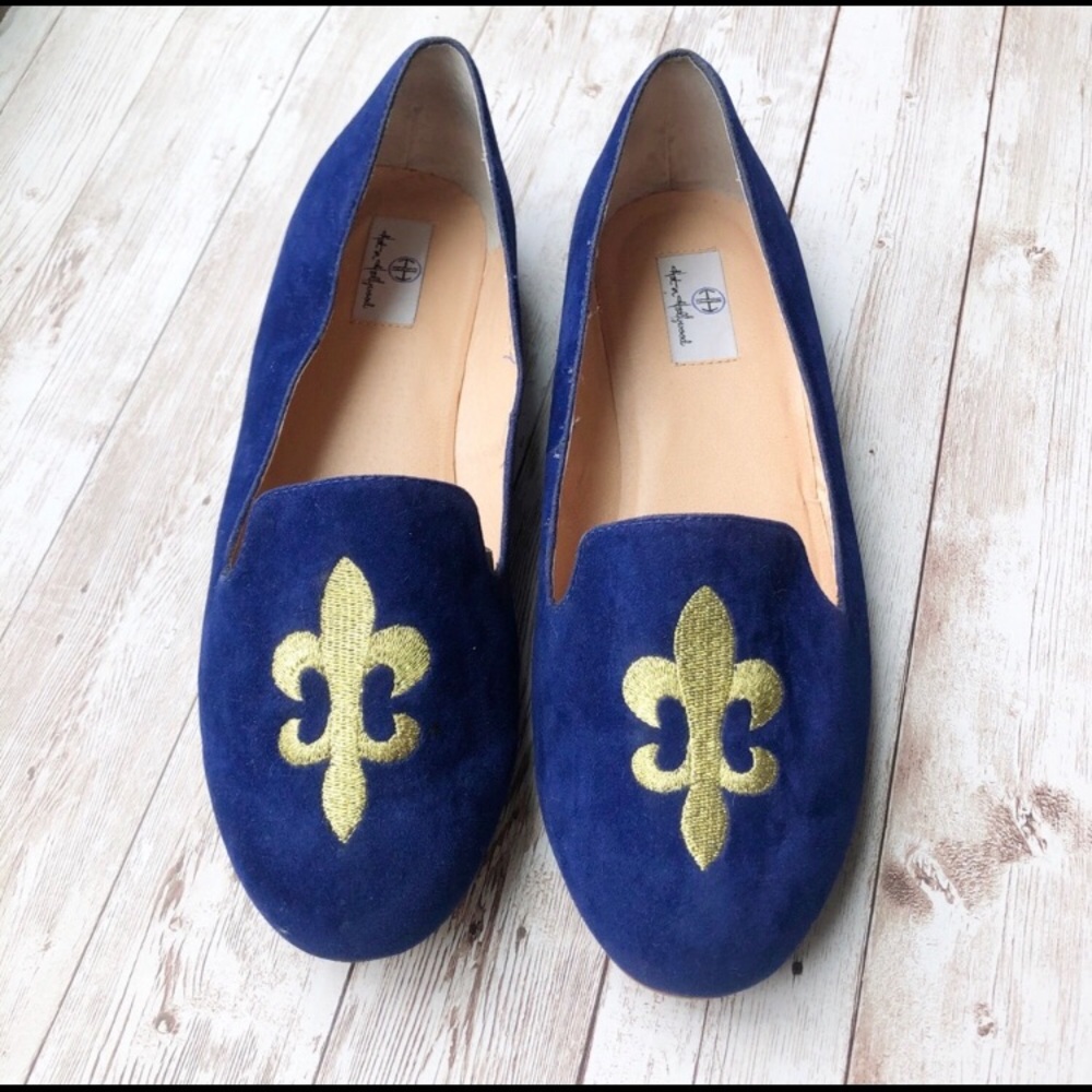 Hot in Hollywood Velvet Fleur-De-Lis Loafer